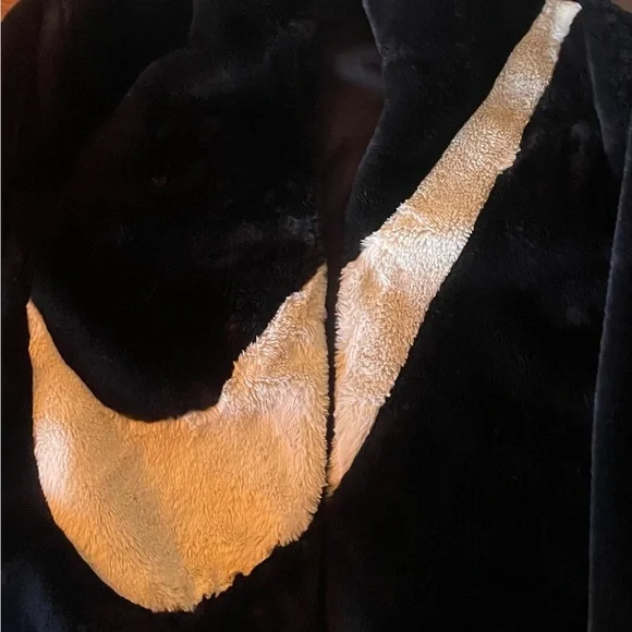Nike Faux Fur Swoosh Jacket Size - Picture 4 of 6